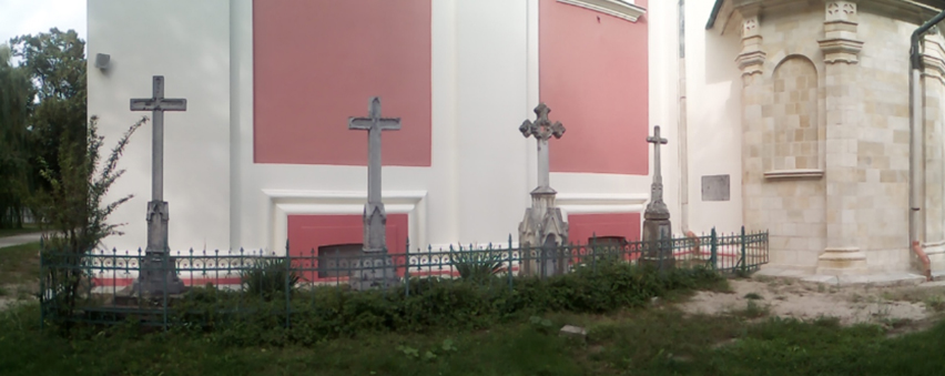 You are currently viewing Cztery mogiły w cieniu Kościoła Dominikanów w Tarnobrzegu
